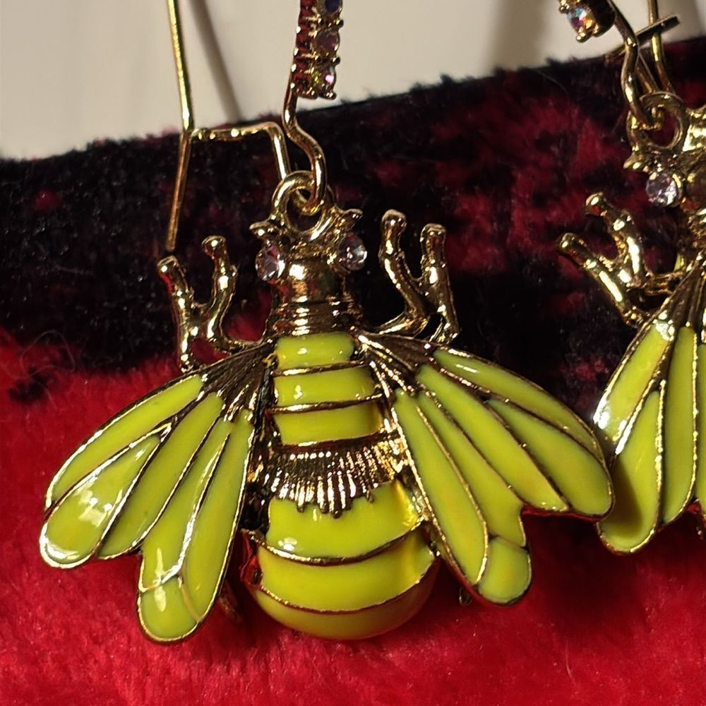 NWT dangling bee earrings from Betsey Johnson.